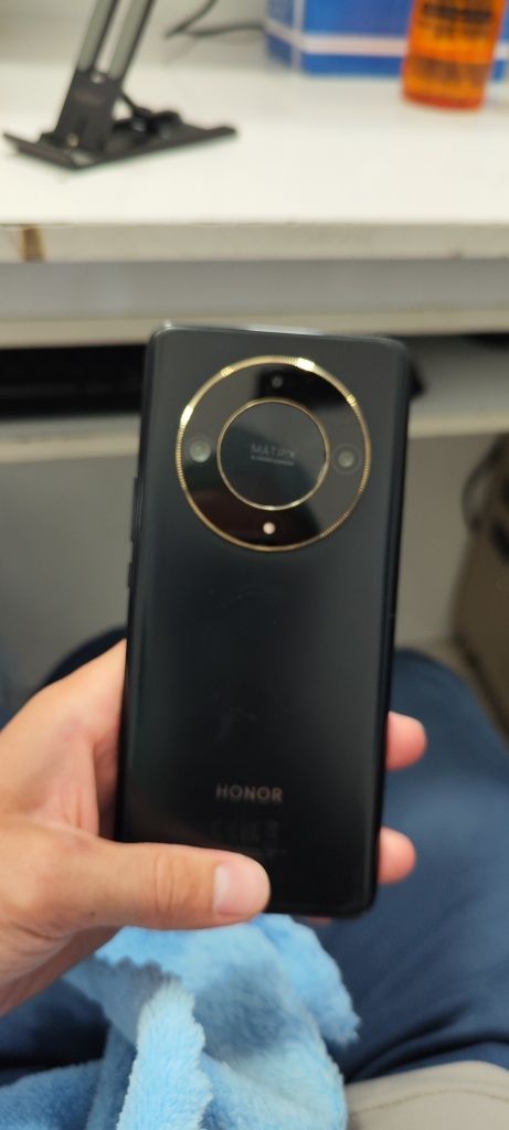 Honor X9b.   Tinniq