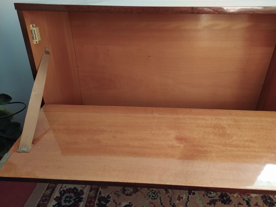 Комод полированный. Б/у. В хорошем состоянии.