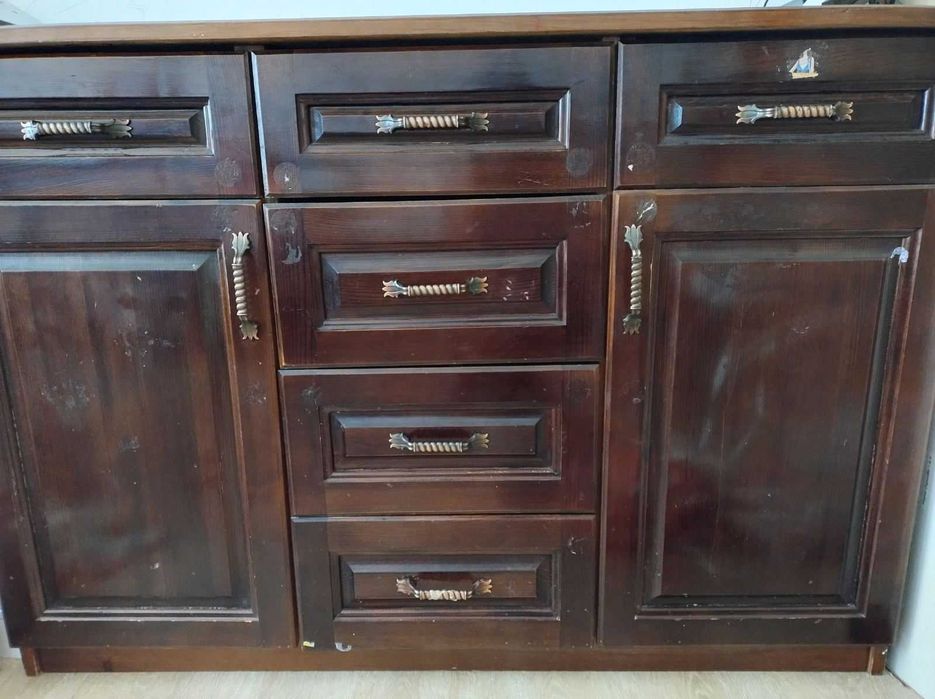 Шкаф от масивно естествено дърво