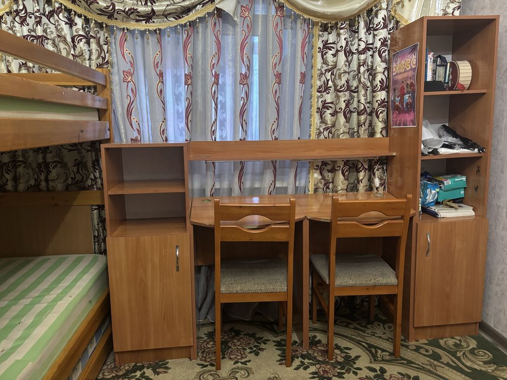 Продается парта с полками