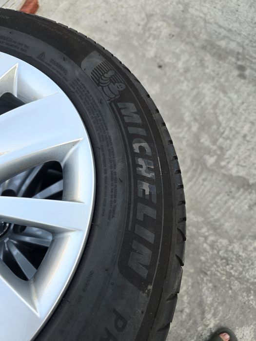 2 Броя 215/60/16 Michelin 5,5mm 24dot
