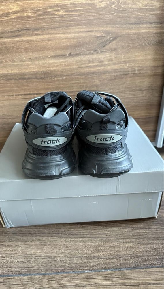 Balenciaga Track, Баленсиага Тракове