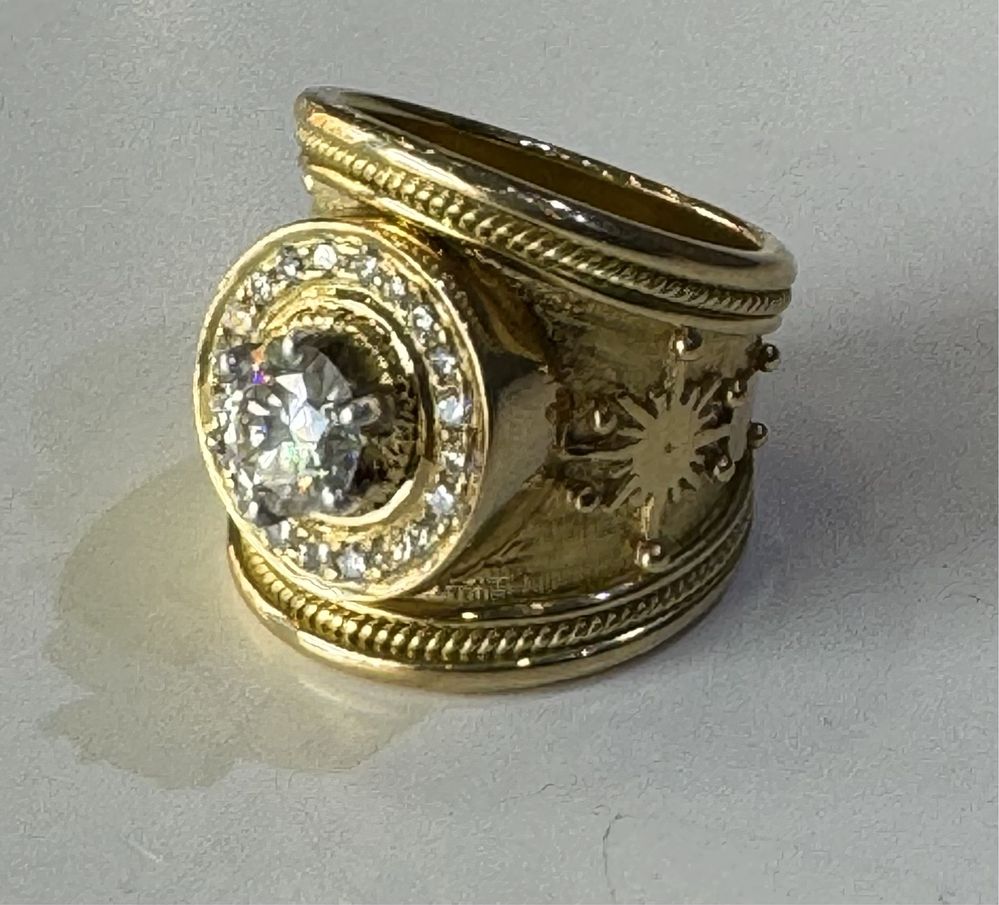 срочно продам золотое кольцо с бриллиантами 750 пробы
