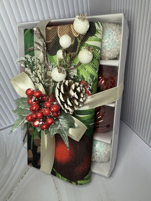 Раннер и елочная игрушка