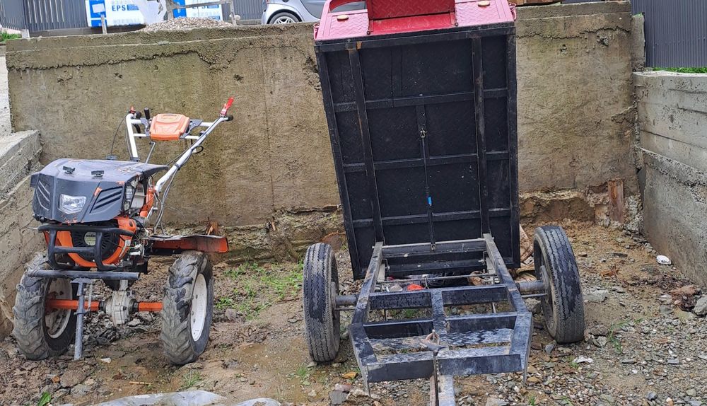 Vând motocultor ruis 13 cai cu tot cu remorca