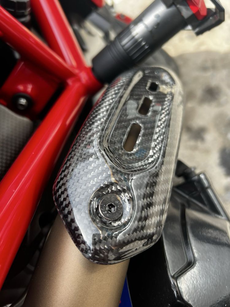 Истински Карбонов предпазител ( Carbon shield) ducati hypermotard 821