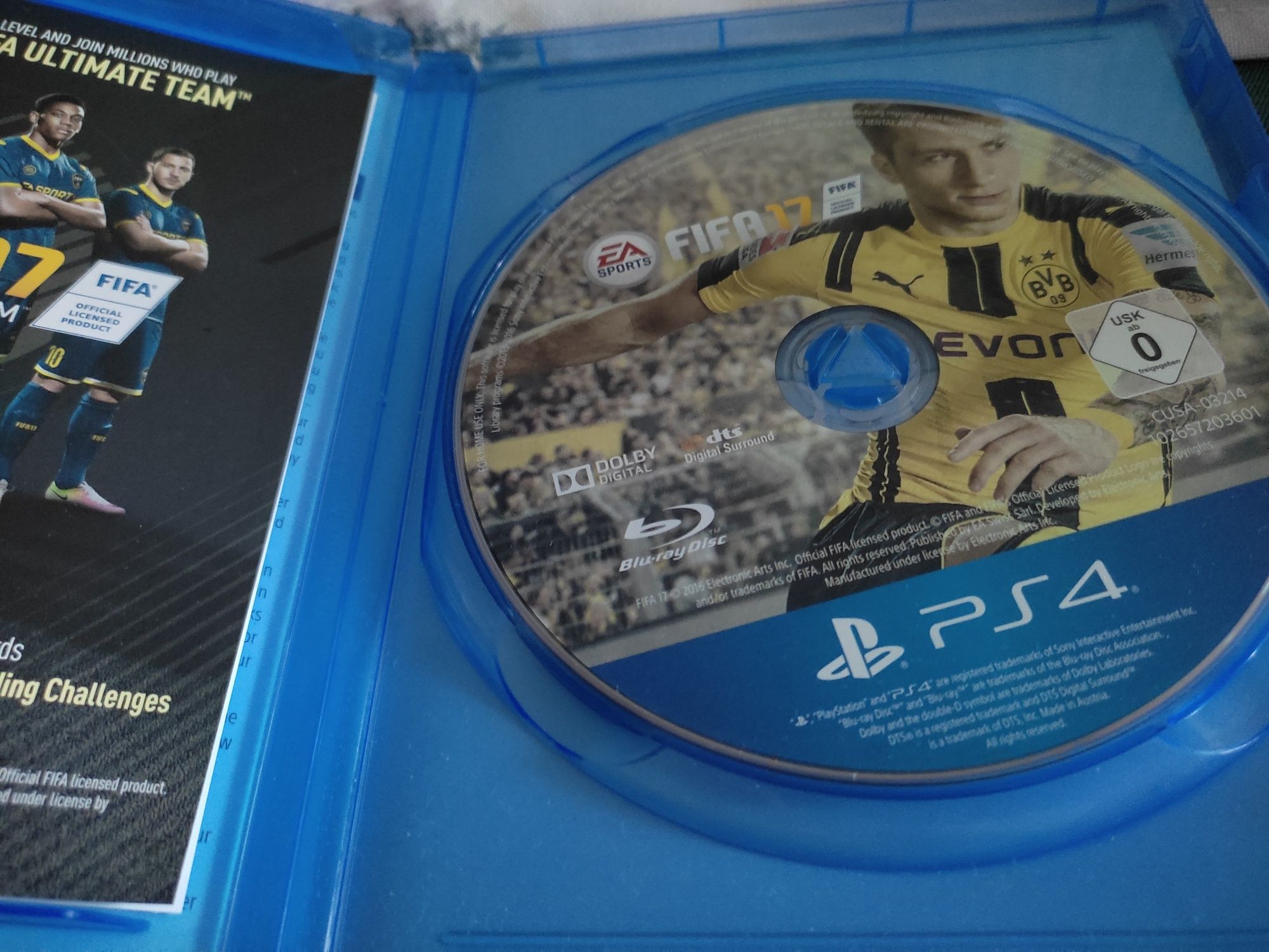 Продавам PS4 с два джойстика и 4 игри