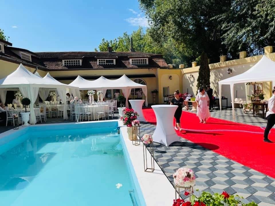 Cort de inchiriat aranjamente florale mese scaune închiriez cort decor