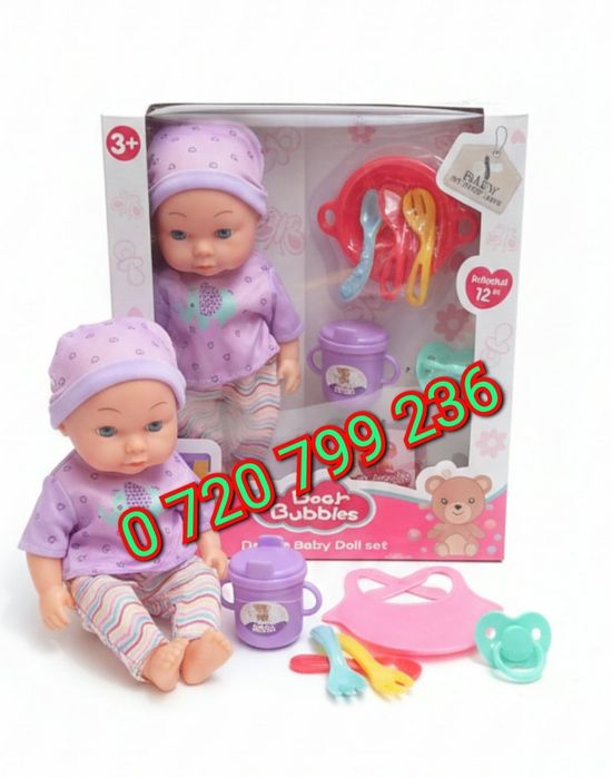 Bebelus cu accesorii luat masa