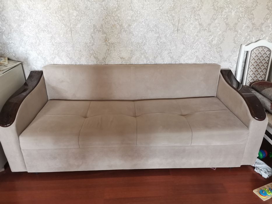 Продаётся диван. 2,10 длина. Писать в ватсап.