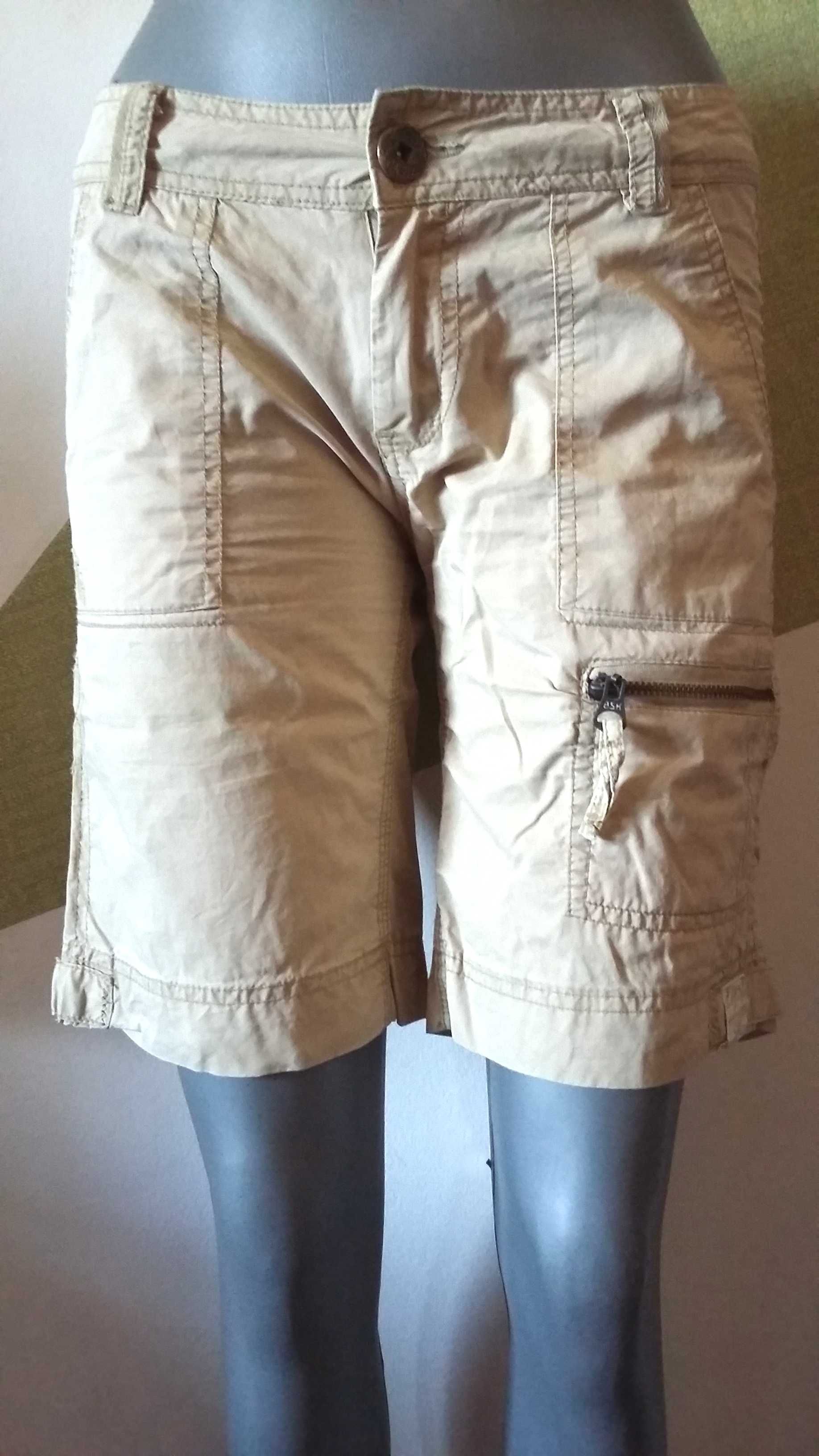 Bermude Pantaloni scurti Bershka buzunare cusaturi haioase imprimeu