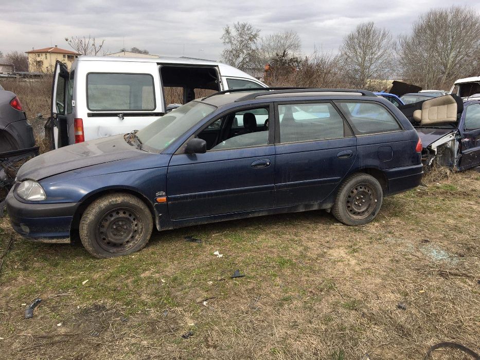 Toyota Avensis 2.0 D4D 2000г. на части