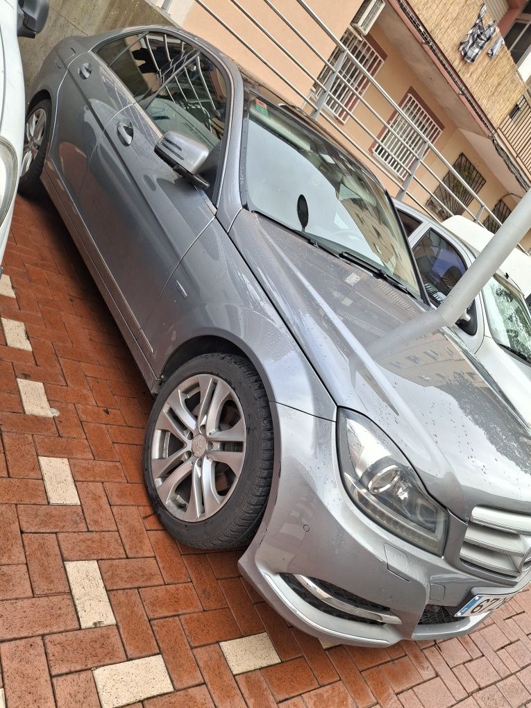 Vând Mercedes  C 220