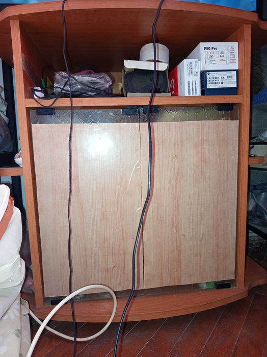 Vând comodă pentru televizor pe rotile și noptieră cu sertare