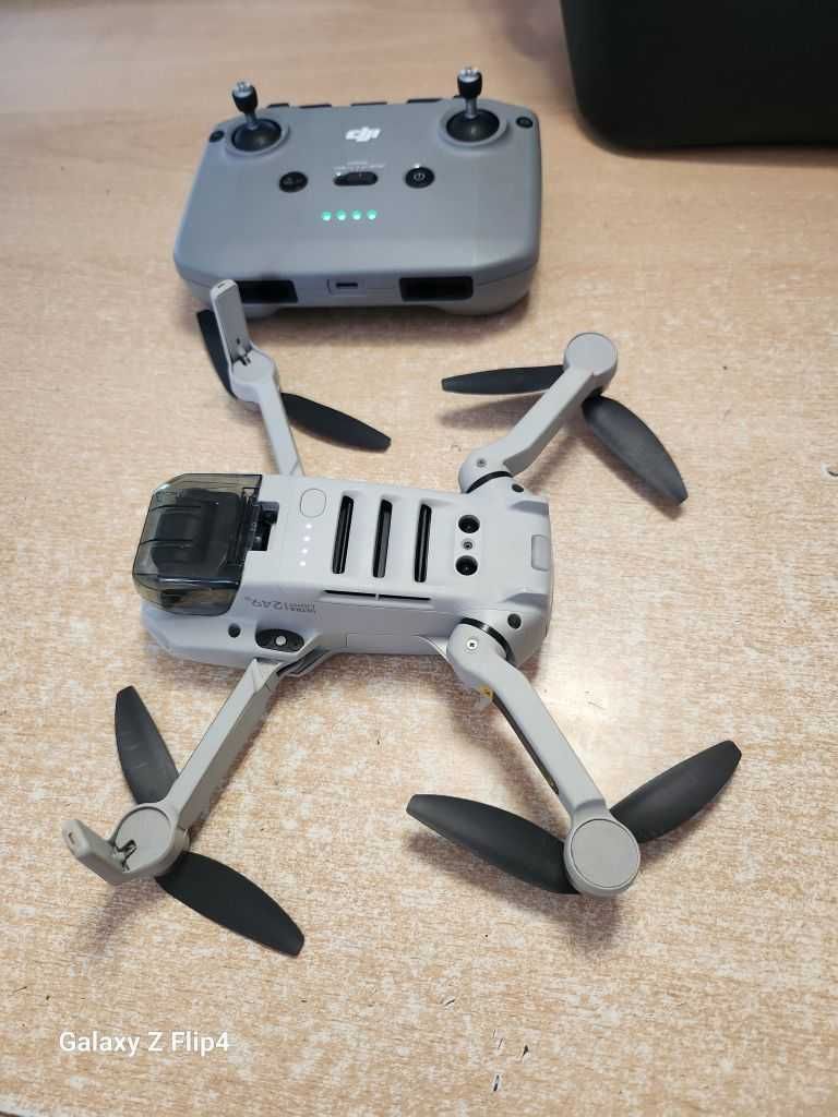 Dronă DJI Mini 2 - Fly More Combo