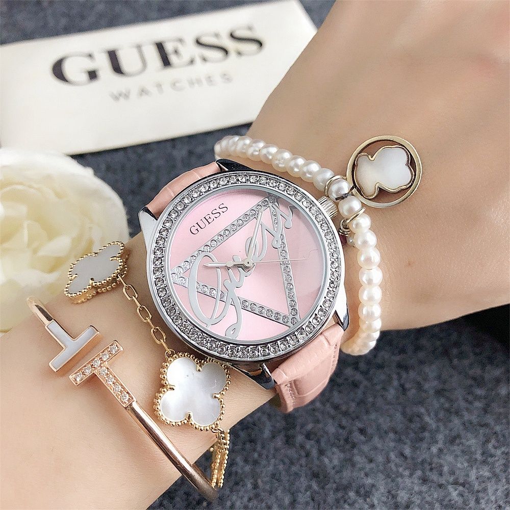 Дамски ръчен часовник Guess с кожена верижка