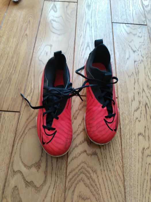 Продавам детски футболни обувки Nike