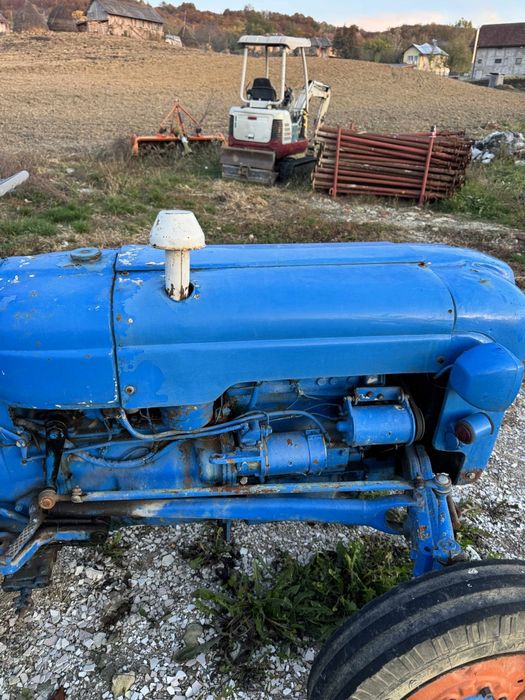 Vând tractor Ford