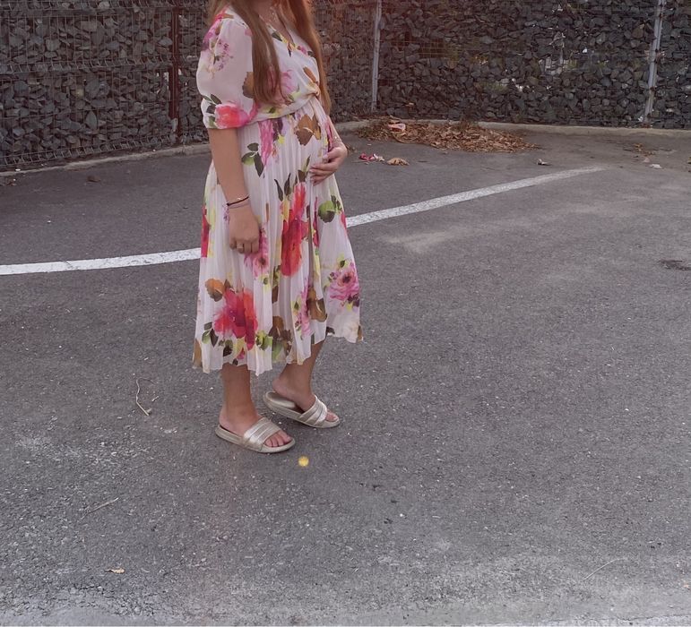 Vand rochie de ocazie cu model floral