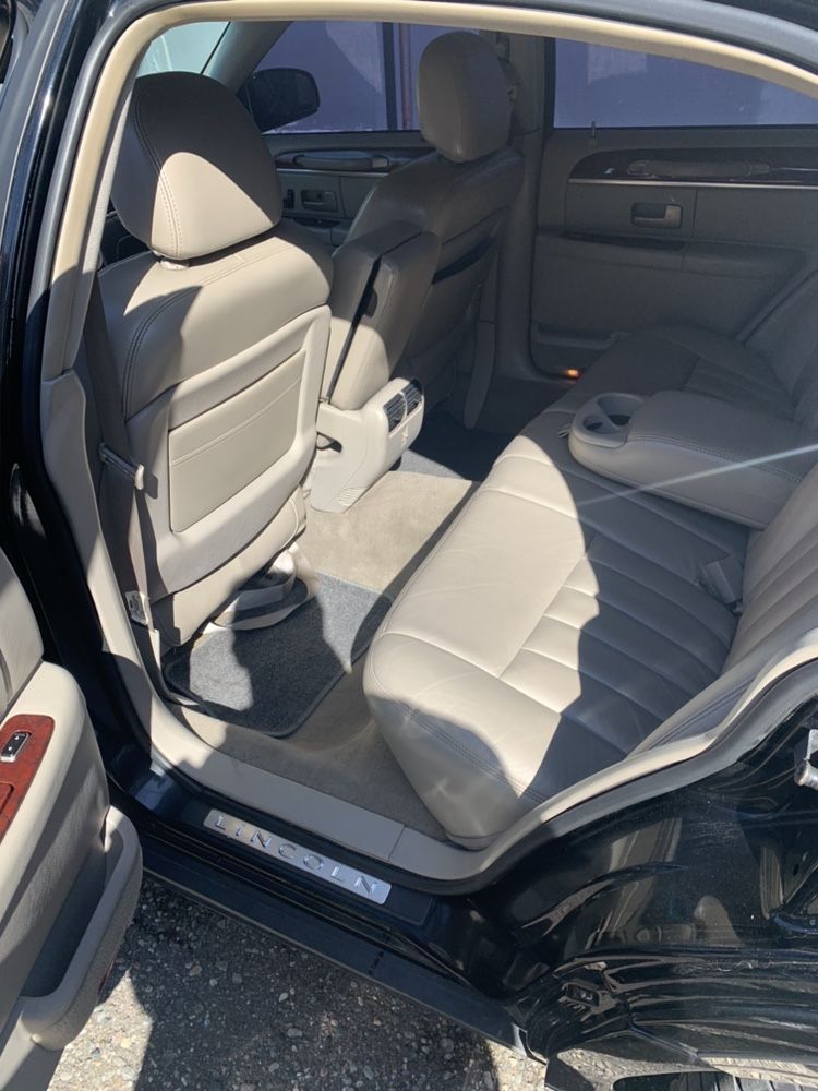 Lincoln 2004 V8 sedan