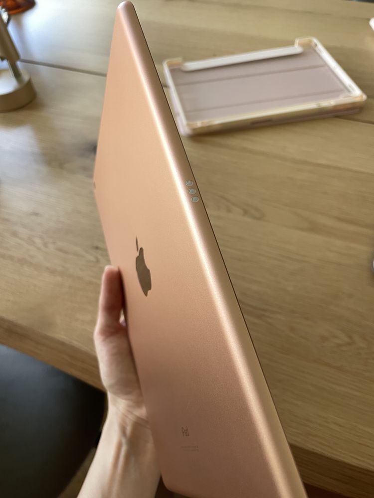 Таблет iPad 8th Gen 32 GB Wi-Fi Gold