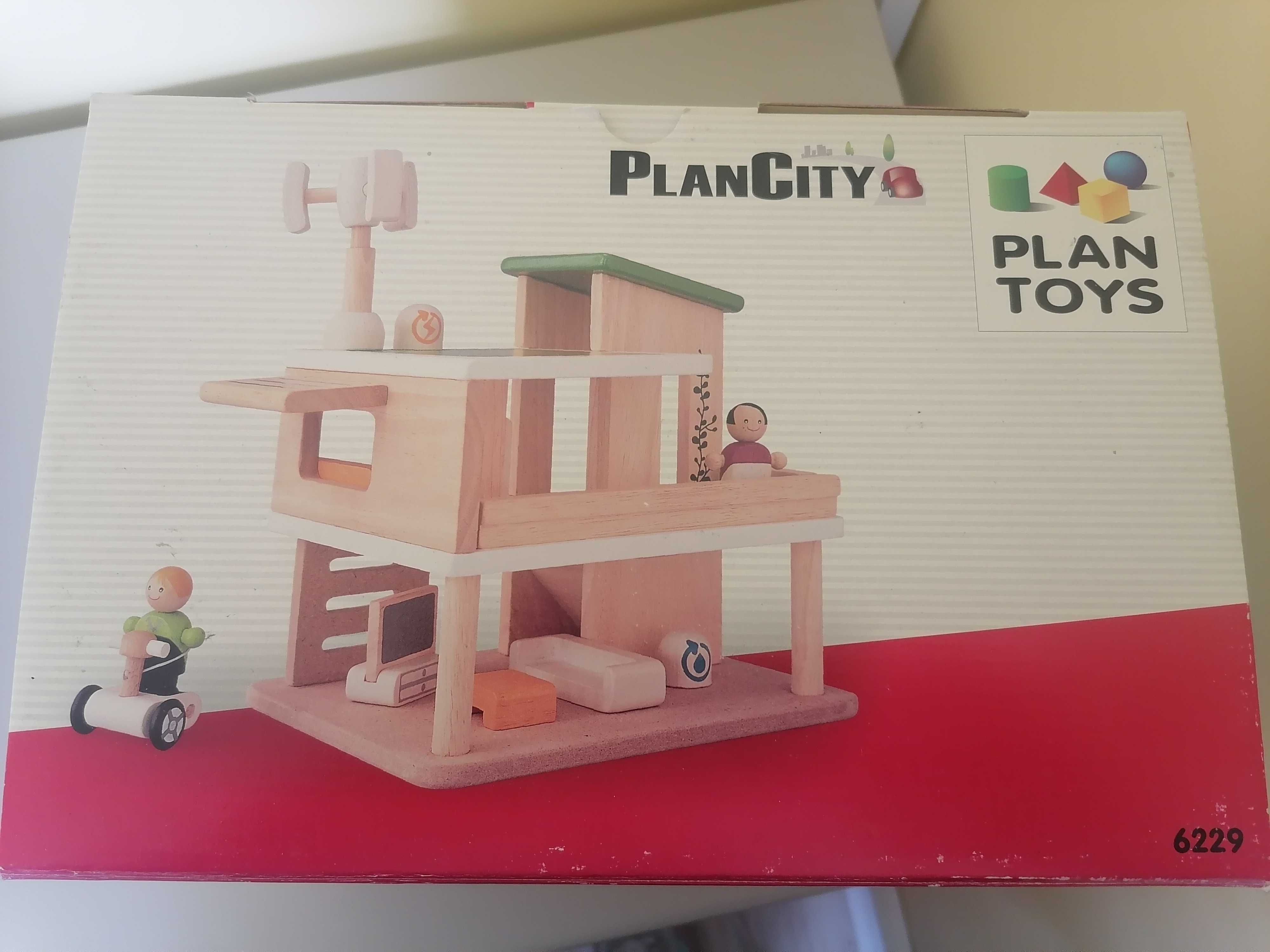 Дървена къща за кукли на PlanToys