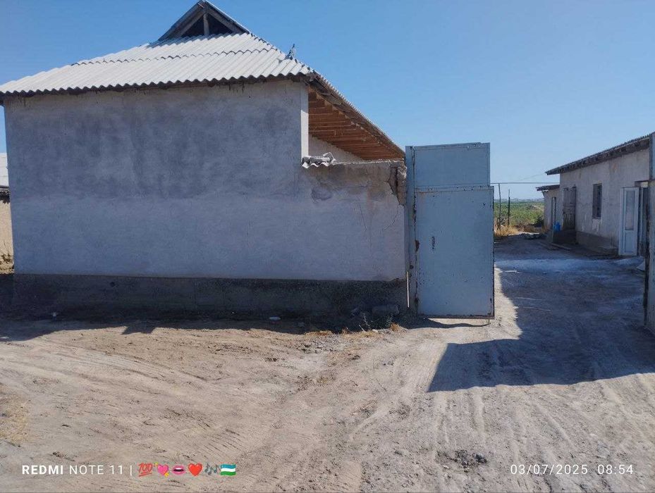 Yashash sharoiti bor (svet, gaz, suv) uchastka sotiladi.