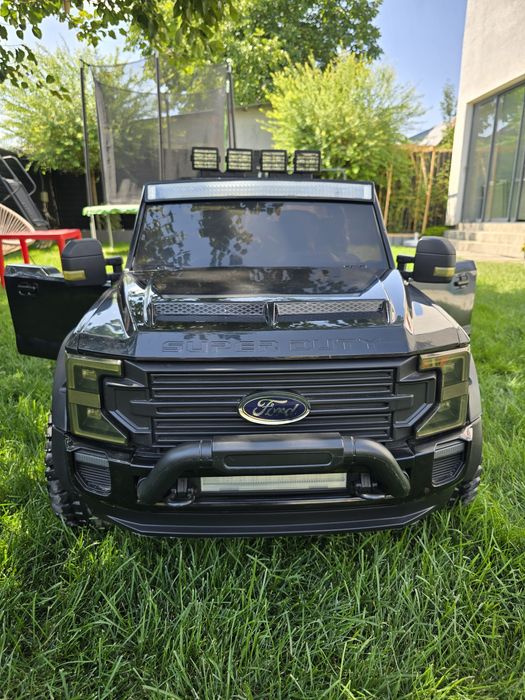Mașină de jucărie Ford Super Duty gigantă