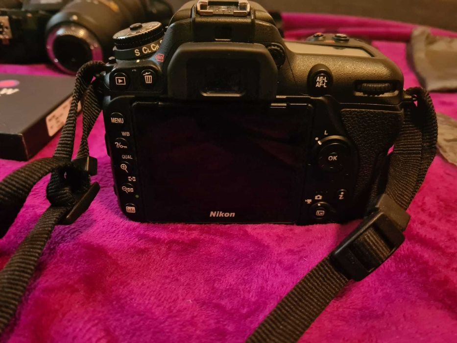 Camere Nikon folosite ambele