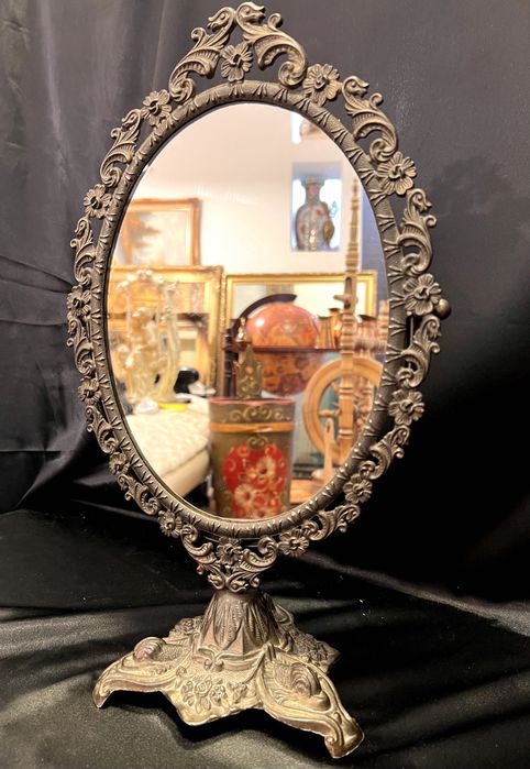 Oglindă de toaletă vintage, cu un design baroc elegant