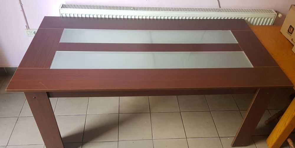 Vând doua mese mari și un cuier pom