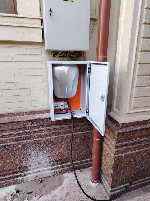 Установка зарядного устройства для электромобиля. Elektromobil  zaryad