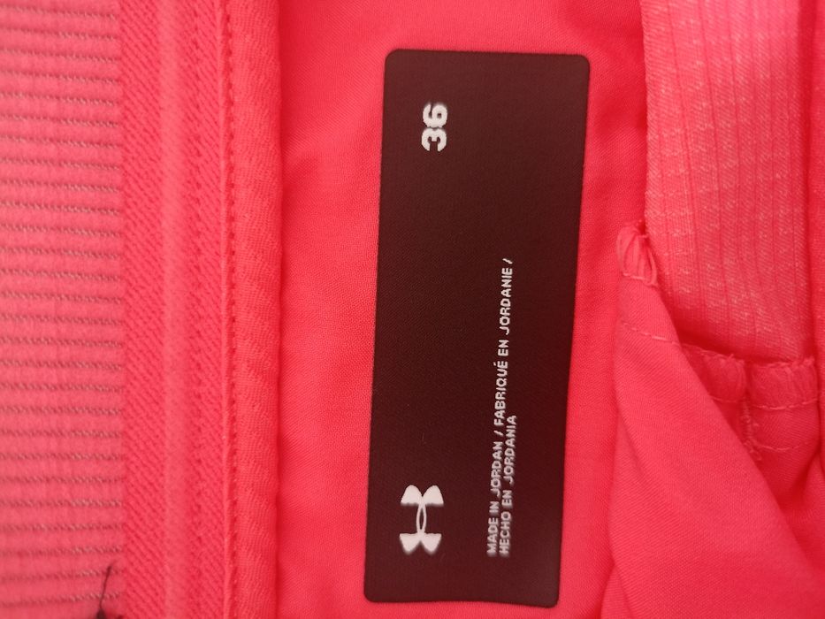 Vând bermude barbatesti Under Armour, produs de calitate.