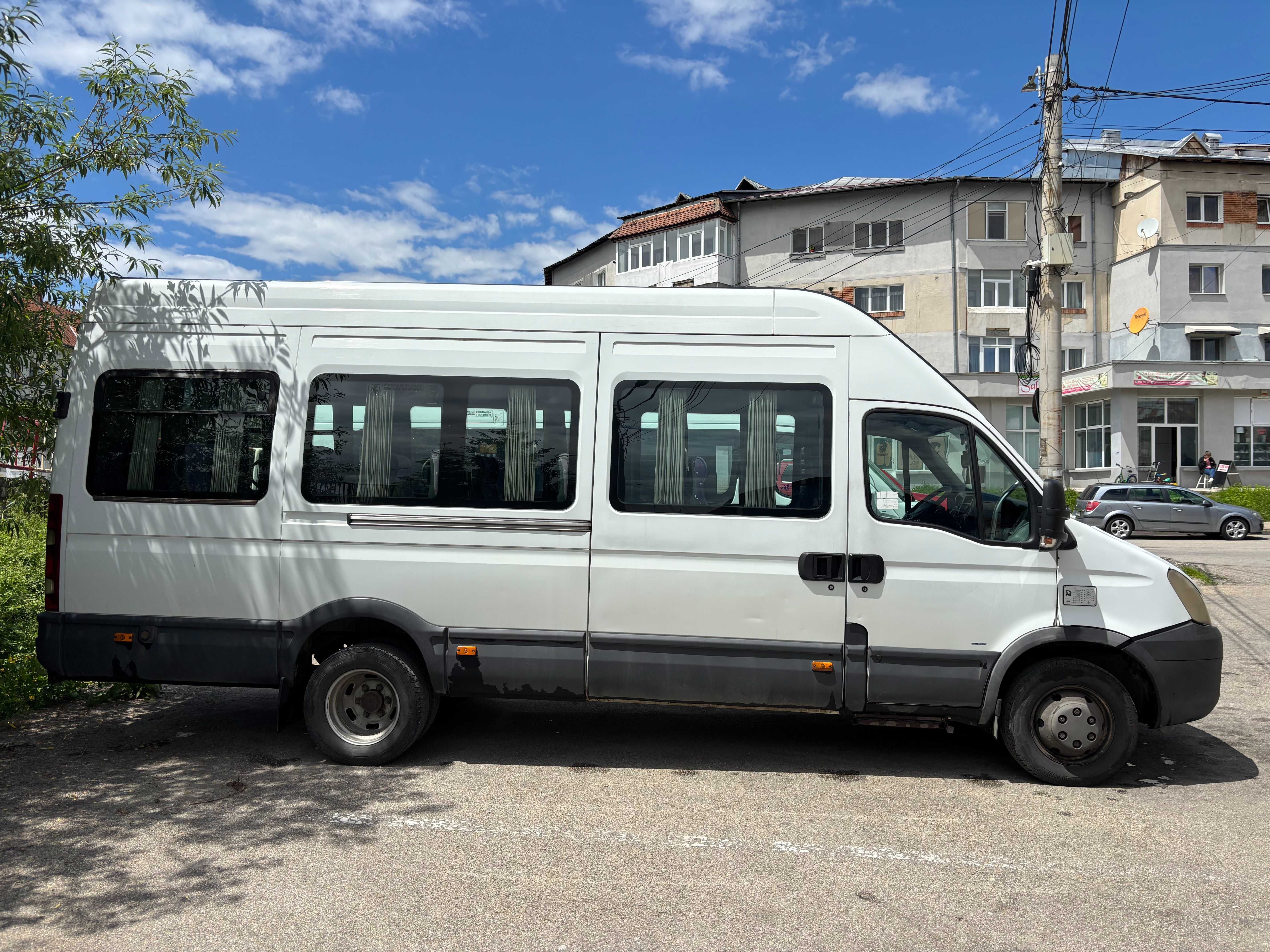 Microbuze Mercedes Sprinter si Iveco Daily