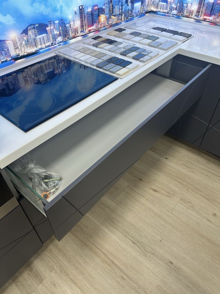 Кухня угловая 2,55м х 1,35м