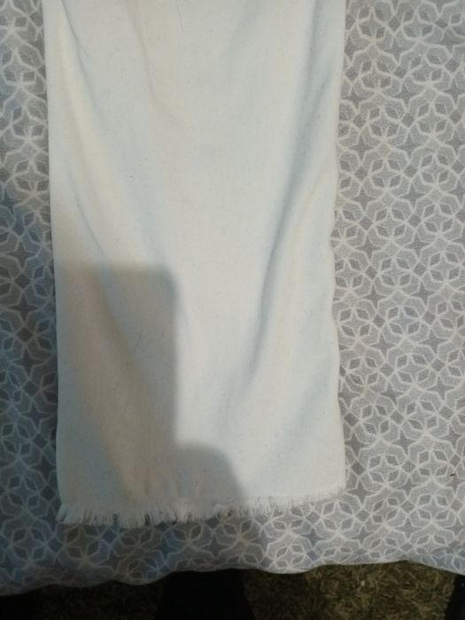 Vând pantaloni albi