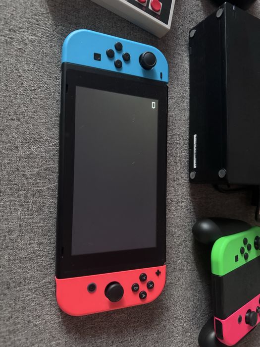 Конзола Nintendo Switch (Neon Red & Neon Blue Joy-Cons) + екстри