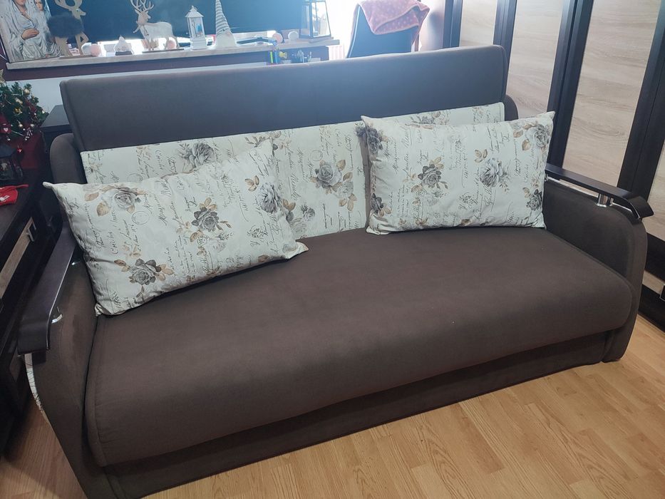 Vând canapea extensibila 3 locuri pe structura metalica