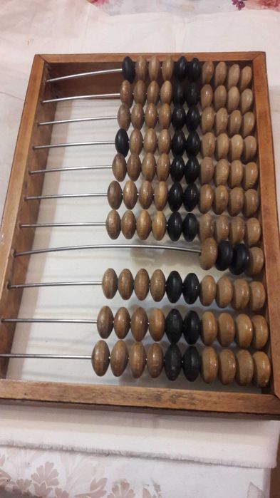 Большие бухгалтерские счеты.