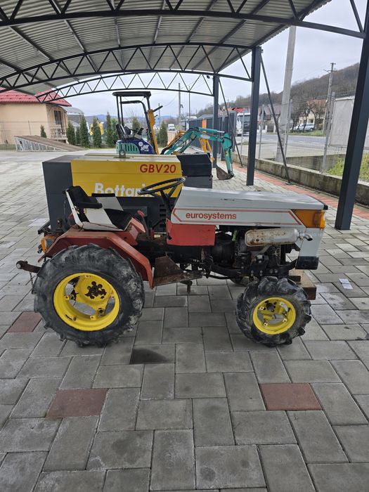 Vand tractoras in stare buna
