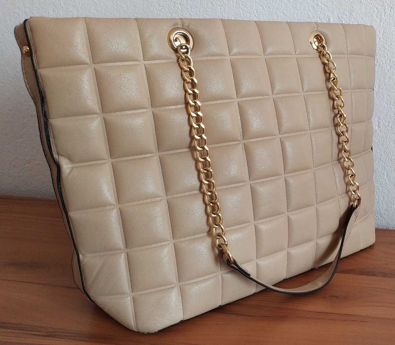 Дамска чанта в бежов цвят