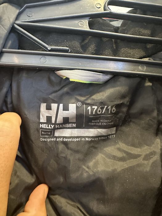 Продавам яке helly hansen