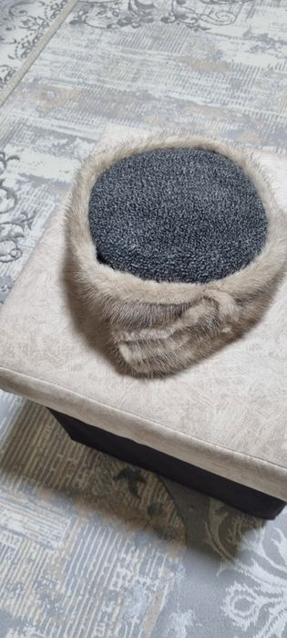 Аёллар норка шапкаси сотилади.