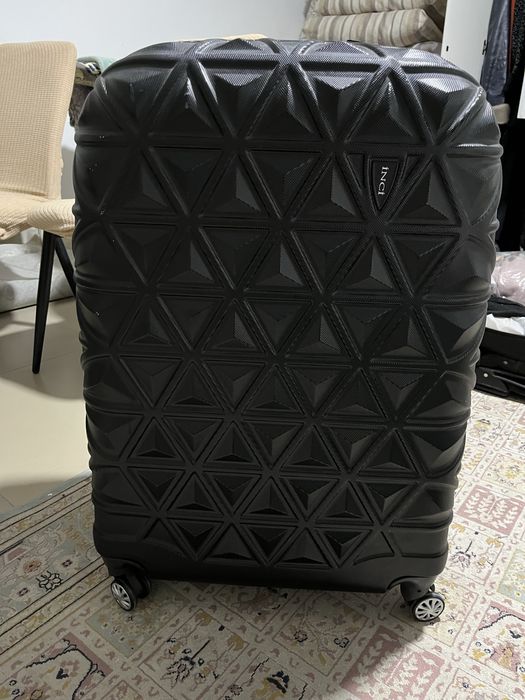 Чемодан черный продам большой в отличном состояние вместимость20плюс