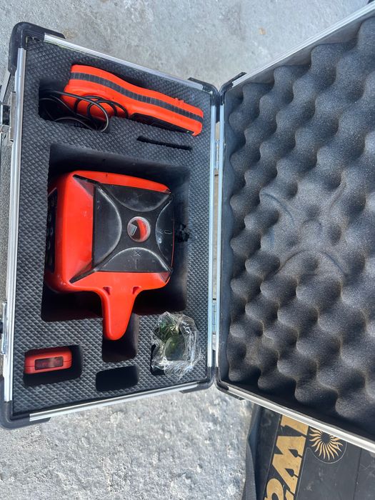 геодезически лазер със стойка