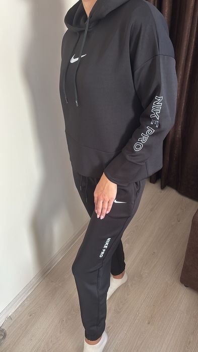 Дамски спортен комплект Nike