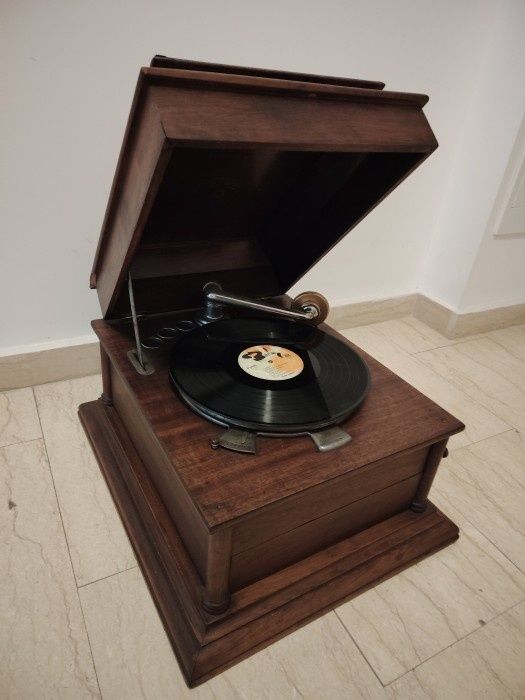 Patefon,gramola de la 1900 original ,impecabil,functional ,bine conser