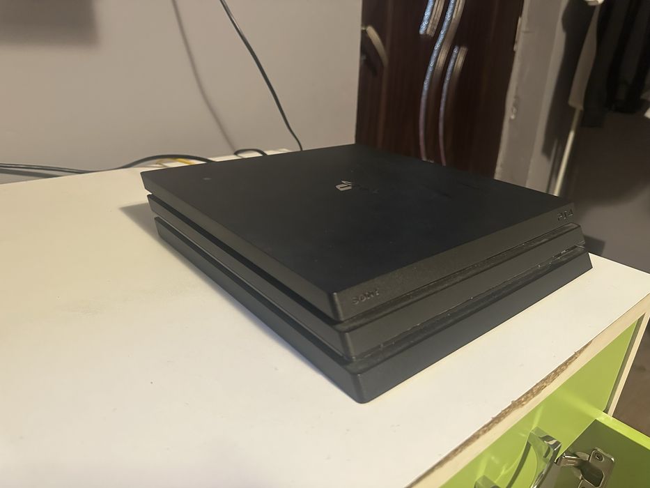 Vand ps4 pro 1T GYGA  2 manete plus 1 husa si 2 jocuri