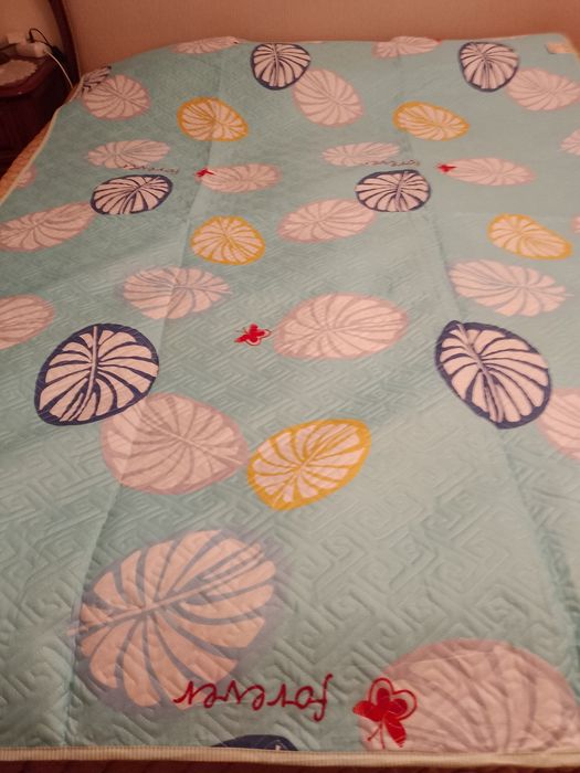 Продаются покрывало новые в упаковке размер полтора на два метра новые