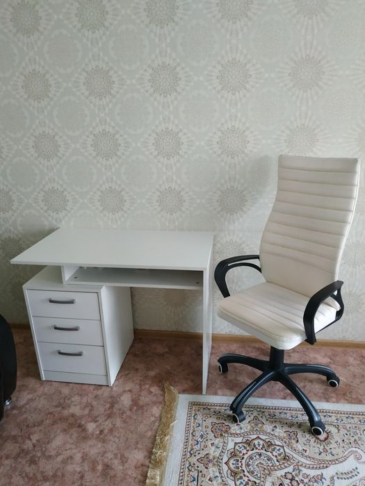 Продам  стол с креслом